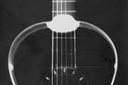 Röntgenbild des Oberbugs und Hals-Korpus-Übergangs einer historischen Gitarre.