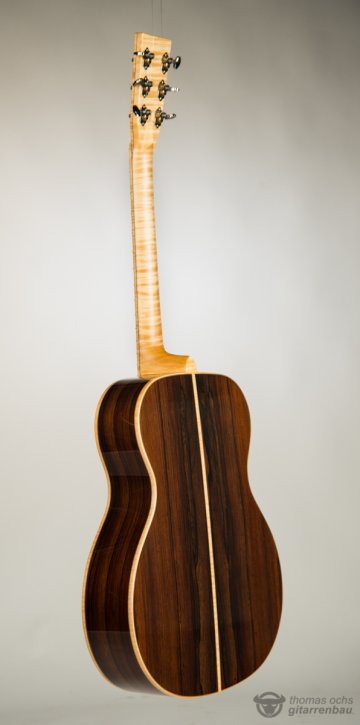 Akustik Gitarre - Steelstring Guitar Costum made by Thomas Ochs.
Neck: Flamed Maple
Top: Adirondack Spruce - Fichte
Back: Cocobolo
Gitarrenbau - Guitar making - Luthier