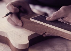 Thomas Ochs Gitarrenbau: Aufzeichnen der Tasche für den eingeleimten Hals einer E.Gitarre.